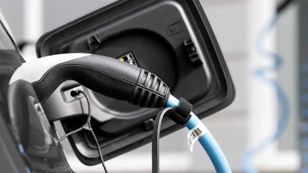 Ein-Elektroauto-wird-an-einer-Ladesaeule-geladen