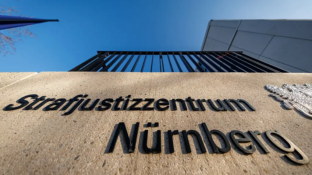 Wegen-eines-Mordes-im-Alter-von-15-Jahren-ist-ein-junger-Mann-in-Nuernberg-zu-neuneinhalb-Jahren-Jugendstrafe-verurteilt-worden