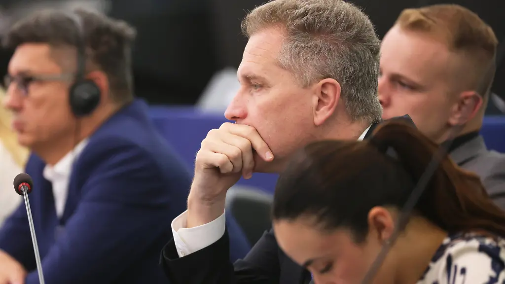 ARCHIV-18-07-2024-Frankreich-Strassburg-Petr-Bystron-AfD-M-Mitglied-des-Europaeischen-Parlaments-hoert-der-Rede-von-EU-Kommissionspraesidentin-von-der-Leyen-waehrend-der-Plenarsitzung-des-Europaeischen-Parlaments-zu-Die-Europaparlamentsfraktion-um-CDU-und-CSU-hat-mit-der-Unterstuetzung-rechter-und-rechtsextremer-Parteien-wie-der-AfD-den-Weg-fuer-eine-Abschwaechung-des-Lieferkettengesetzes-freigemacht