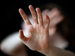 Freiheitsstrafe statt Lebenslang: Mann zündete Frau an - Gericht sieht keine Tötungsabsicht