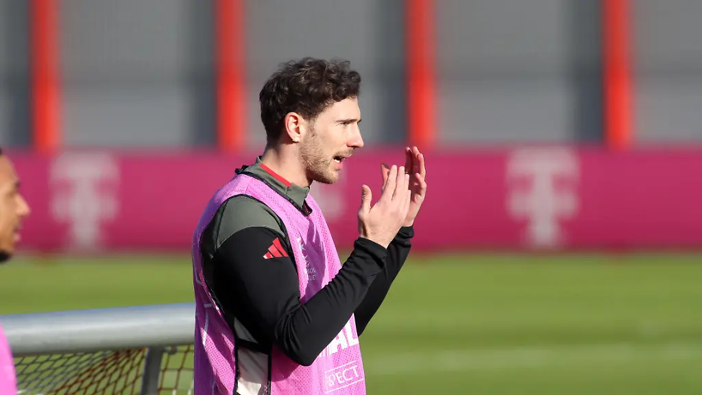 Fussball-Herren-Champions-League-Saison-2025-2026-FC-FC-Bayern-Munich-Abschlusstraining-Leon-Goretzka-FC-FC-Bayern-Munich-stehend-Kopf-Oberkoerper-hebt-beide-Haende