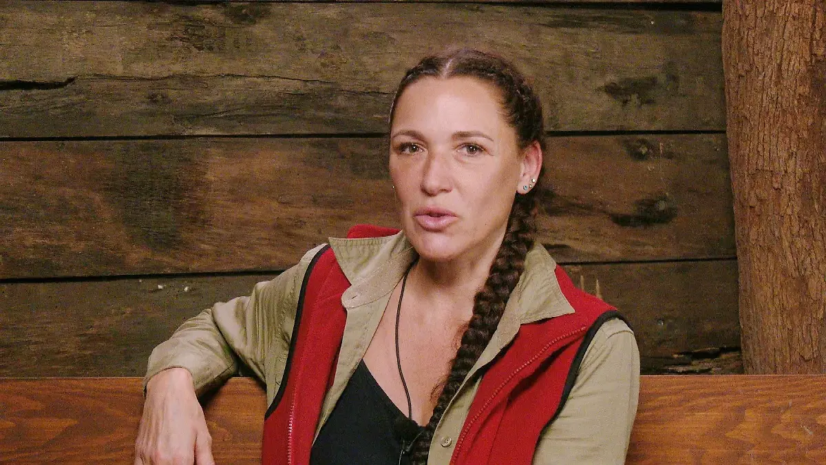 ACHTUNG-SPERRFRIST-FUeR-ALLE-MEDIEN-BIS-ZUM-SHOWENDE-MITTWOCH-28-JANUAR-2026-22-30-UHR-Im-Dschungeltelefon-wird-Simone-Ballack-nachdenklicher-Gil-ist-so-ein-bisschen-wie-ein-geschlagener-Hund-da-ist-es-natuerlich-schwierig-noch-draufzuhauen-Er-versucht-mit-aller-Kraft-einfach-wieder-Land-unter-die-Fuesse-zu-bekommen-Aber-das-geht-nicht-von-heute-auf-morgen-Das-dauert-eine-lange-Zeit-Die-Verwendung-des-sendungsbezogenen-Materials-ist-nur-mit-dem-Hinweis-und-Verlinkung-auf-RTL-gestattet