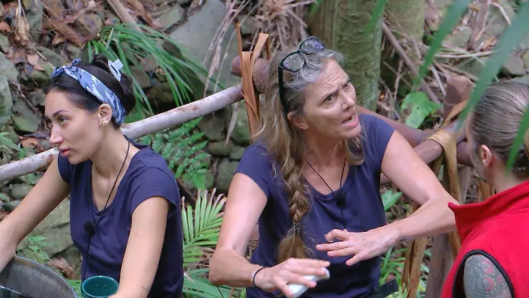 ACHTUNG-SPERRFRIST-FUeR-ALLE-MEDIEN-BIS-ZUM-SHOWENDE-MITTWOCH-28-JANUAR-2026-22-30-UHR-Nicole-Belstler-Boettcher-M-platzt-an-der-Geschirrwaschstelle-der-Kragen-Direkt-konfrontiert-sie-Gil-Ofarim-Weisst-du-was-ich-schlimm-finde-du-kommst-hier-rein-und-sagst-Ich-moechte-wieder-Musiker-werden-und-ich-denke-der-Mann-der-Hotelangestellte-will-auch-einfach-nur-sein-Leben-Links-Samira-Yavuz-Die-Verwendung-des-sendungsbezogenen-Materials-ist-nur-mit-dem-Hinweis-und-Verlinkung-auf-RTL-gestattet