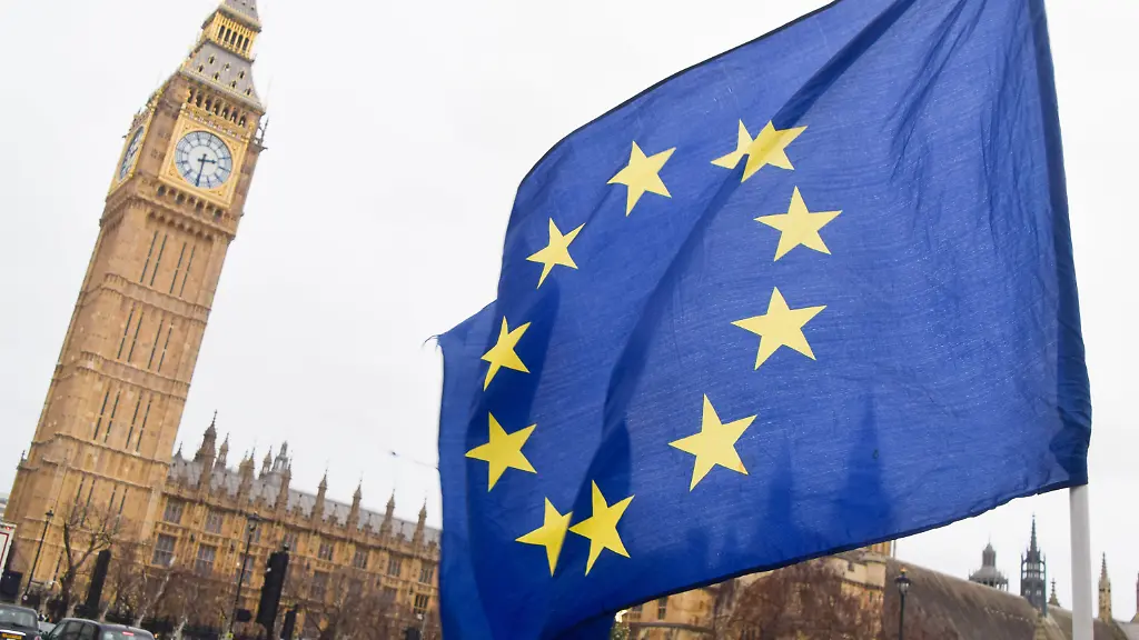 17-12-2025-Grossbritannien-London-Eine-EU-Flagge-weht-gegenueber-dem-Parlament-waehrend-der-woechentlichen-Pro-EU-und-Anti-Brexit-Proteste-auf-dem-Parliament-Square