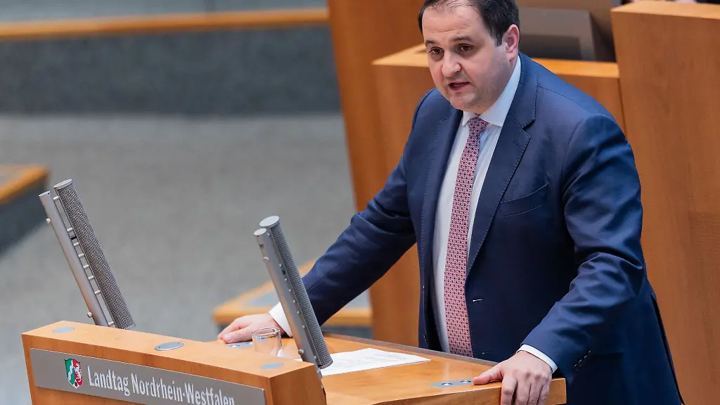 Staatskanzleichef-Nathanael-Liminski-CDU-muss-sich-im-nordrhein-westfaelischen-Landtag-zahlreichen-kritischen-Fragen-zu-fehlenden-Akten-an-den-Untersuchungsausschuss-zum-Solinger-Attentat-stellen