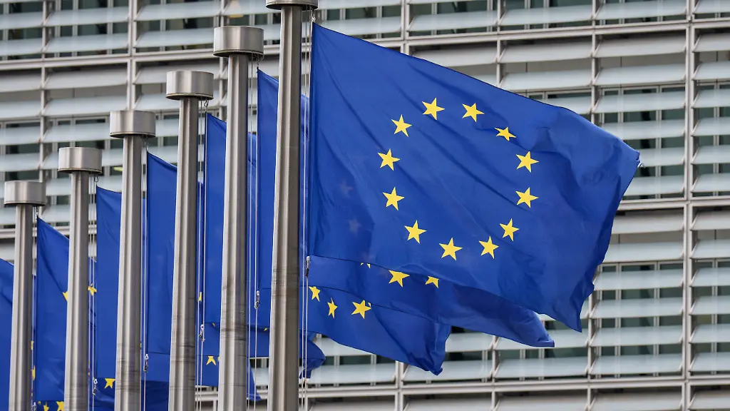 EU-Fahnen-wehen-vor-dem-Sondergipfel-der-Staats-und-Regierungschefs-der-EU-Staaten-vor-dem-Gebaeude-EU-Kommission-Die-EU-beraet-ab-Donnerstagabend-ueber-die-Beziehung-zu-den-USA