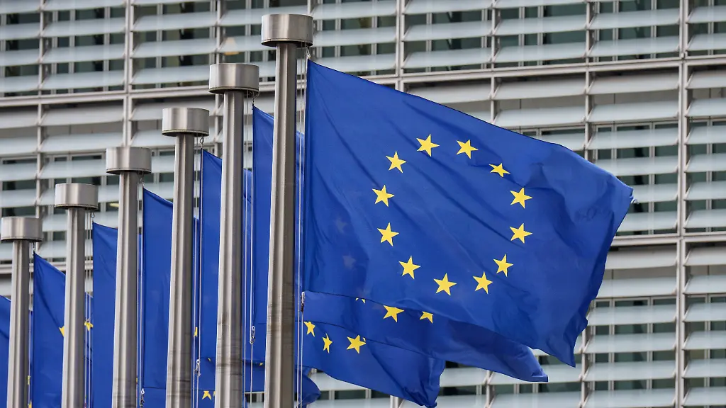 EU-Fahnen-wehen-vor-dem-Sondergipfel-der-Staats-und-Regierungschefs-der-EU-Staaten-vor-dem-Gebaeude-EU-Kommission-Die-EU-beraet-ab-Donnerstagabend-ueber-die-Beziehung-zu-den-USA