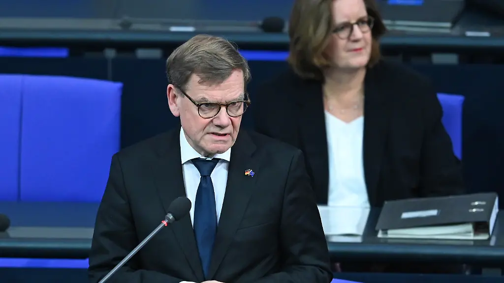 Johann-Wadephul-CDU-Aussenminister-spricht-waehrend-einer-Regierungsbefragung-im-Plenum-des-Bundestags