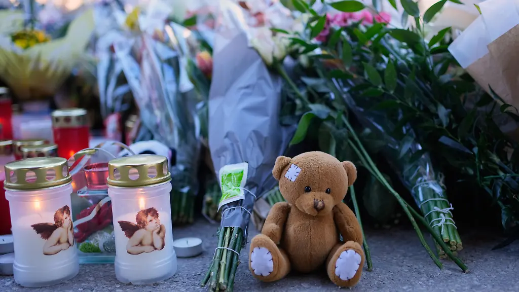 03-01-2026-Schweiz-Crans-Montana-Kerzen-und-Stofftiere-stehen-in-der-Naehe-der-abgeriegelten-Bar-Le-Constellation-in-Crans-Montana-wo-ein-verheerender-Brand-waehrend-der-Silvesterfeierlichkeiten-Tote-und-Verletzte-forderte