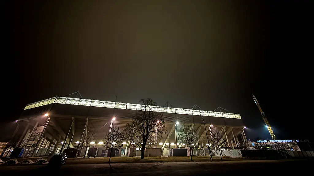 Ueber-der-Arena-kreist-nach-dem-Spiel-ein-Polizeihubschrauber-2-Fussball-Bundesliga-Saison-2025-2026-Punktspiel-1-FC-Magdeburg-vs-SG-Dynamo-Dresden-in-der-Avnet-Arena-in-Magdeburg-Fussball-Mann-Maenner-Deutschland-24-01