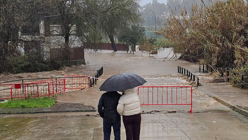 Jimena-de-la-Frontera-Cadiz-pending-flooding-of-the-Hozgarganta-River-The-Guadiaro-River-overpasses-a-bridge-as-its-flow-increases-due-to-the-accumulated-rains-of-the-last-few-days-On-January-28-2026-in-Cadiz-Andalucia-Spain-In-this-area-of-Cadiz-the-Hozgarganta-and-Guadiaro-rivers-are-now-under-a-red-warning-as-their-flow-has-increased-due-to-heavy-rains-in-recent-days-The-former-is-already-at-a-level-of-4-24-meters-and-the-latter-at-5