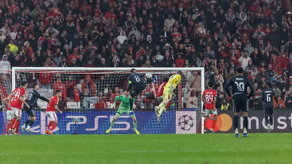 Anatoly-Trubin-SL-Benfica-scoring-a-goal-during-the-match-between-SL-Benfica-and-Real-Madrid-CF-valid-for-UEFA-Champions-League-2025-2026-at-Estadio-Lisboa-e-Benfica-on-28-January-2026