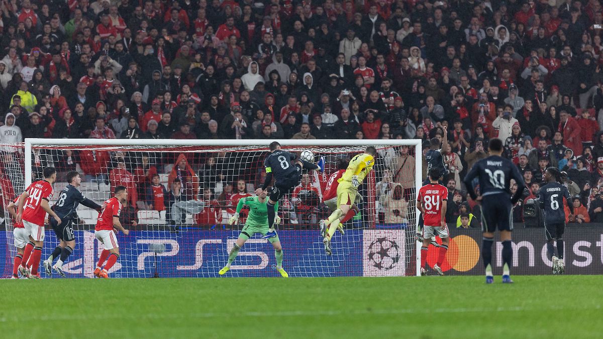 Torwart-trifft-entscheidend-Benfica-Lissabon-spielt-gegen-sich-selbst-und-eskaliert-in-letzter-Sekunde