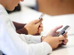 "Schutzzone" für Kinder : Teile der CDU wollen bundesweites Handyverbot an Schulen