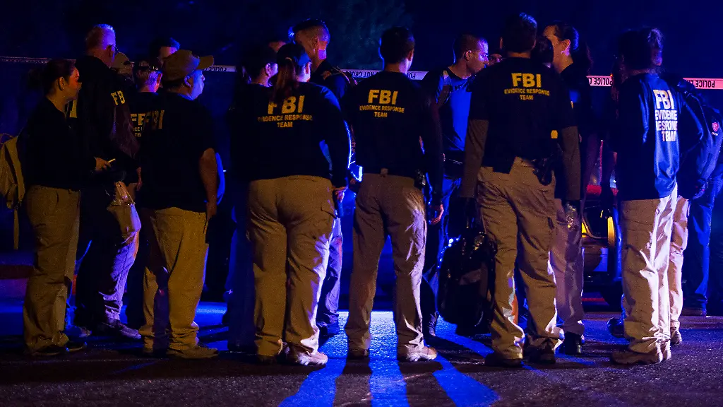 18-03-2018-USA-Austin-FBI-Agenten-stehen-am-Ort-einer-Explosion-in-Austin-Texas-Nach-einer-Serie-von-Paketbomben-Anschlaegen-in-der-ersten-Maerz-Haelfte-sind-in-der-US-Stadt-Austin-nach-Polizeiangaben-erneut-zwei-Menschen-bei-neuen-Explosionen-verletzt-worden