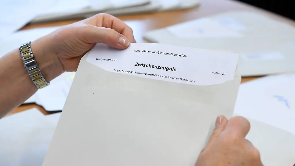 Rund-270-000-Schuelerinnen-und-Schueler-erhalten-in-Hamburg-ihre-Zwischenzeugnisse