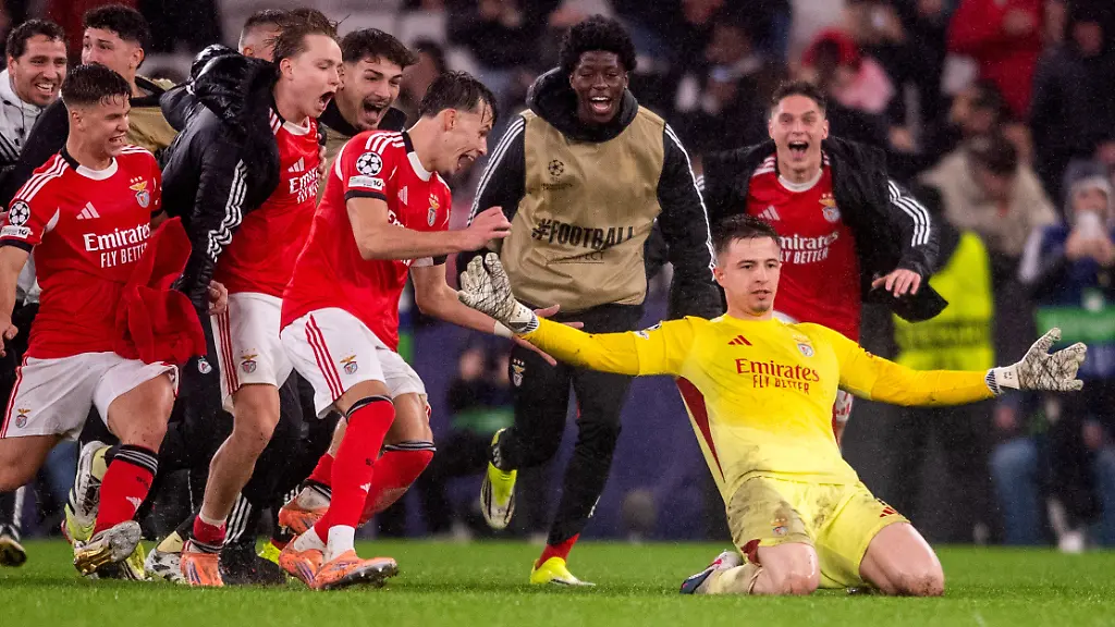 28-01-2026-Portugal-Lissabon-Fussball-Champions-League-Benfica-Lissabon-Real-Madrid-Vorrunde-8-Spieltag-Estadio-da-Luz-Torwart-Anatoliy-Trubin-r-von-Benfica-feiert-sein-Tor