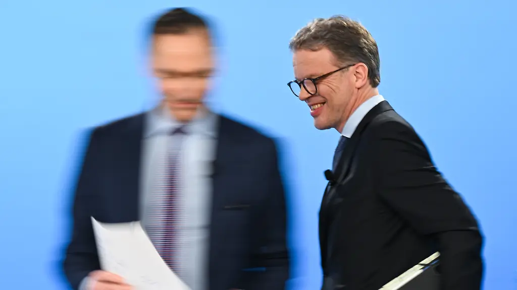 Christian-Sewing-r-Vorsitzender-des-Vorstands-der-Deutschen-Bank-verlaesst-im-Anschluss-an-die-Jahrespressekonferenz-in-der-Zentrale-der-Deutschen-Bank-hinter-Finanzvorstand-James-von-Moltke-das-Podium-Aufnahme-mit-laengerer-Verschlusszeit