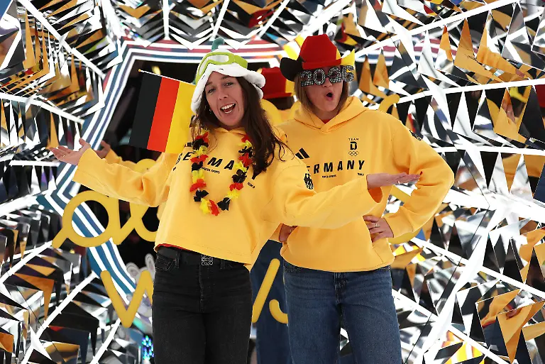 Einkleidung-Team-Deutschland-Olympische-Winterspiele-Olympia-Hier-im-Bild-Kira-Weidle-Winkelmann-Deutsche-Skirennlaeuferin-Ski-Alpin-beim-Interview-li-zusammen-mit-Emma-Aicher-GER-re