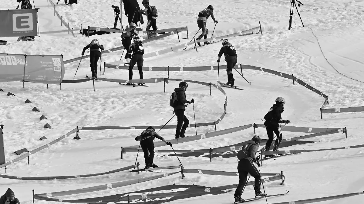 ARCHIV-15-03-2025-Oesterreich-Schladming-Laufen-beim-Sprint-Rennen-im-Rahmen-des-ISMF-Weltcup-Skibergsteigen-im-Planai-Stadion-auf-der-Piste