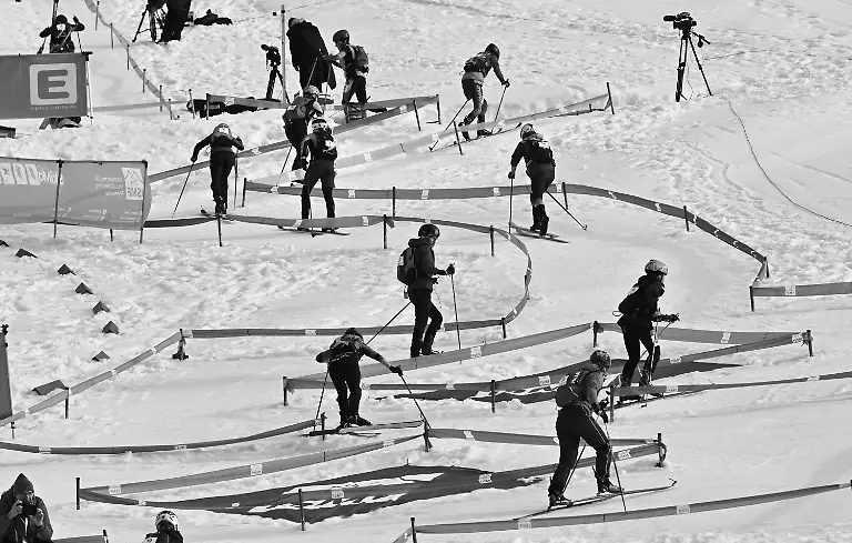 ARCHIV-15-03-2025-Oesterreich-Schladming-Laufen-beim-Sprint-Rennen-im-Rahmen-des-ISMF-Weltcup-Skibergsteigen-im-Planai-Stadion-auf-der-Piste