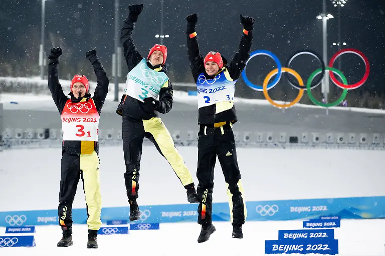 Sport-Bilder-des-Tages-220217-Manuel-Faisst-Julian-Schmid-and-Vinzenz-Geiger-of-Germany-celebrate-after-men-s-nordic-combined-team-competition-during-day-13-of-the-2022-Winter-Olympics-on-February-17-2022-in-Zhangjiakou