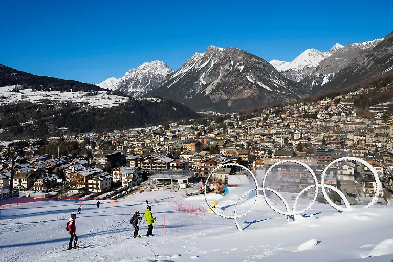 ARCHIV-16-01-2025-Italien-Bormio-Die-Olympische-Ringe-sind-in-der-Naehe-einer-Piste-des-Stelvio-Ski-Center-zu-sehen-dem-Austragungsort-der-alpinen-Ski-und-Skibergsteigerdisziplinen-bei-den-Olympischen-Winterspielen-2026-in-Mailand-Cortina