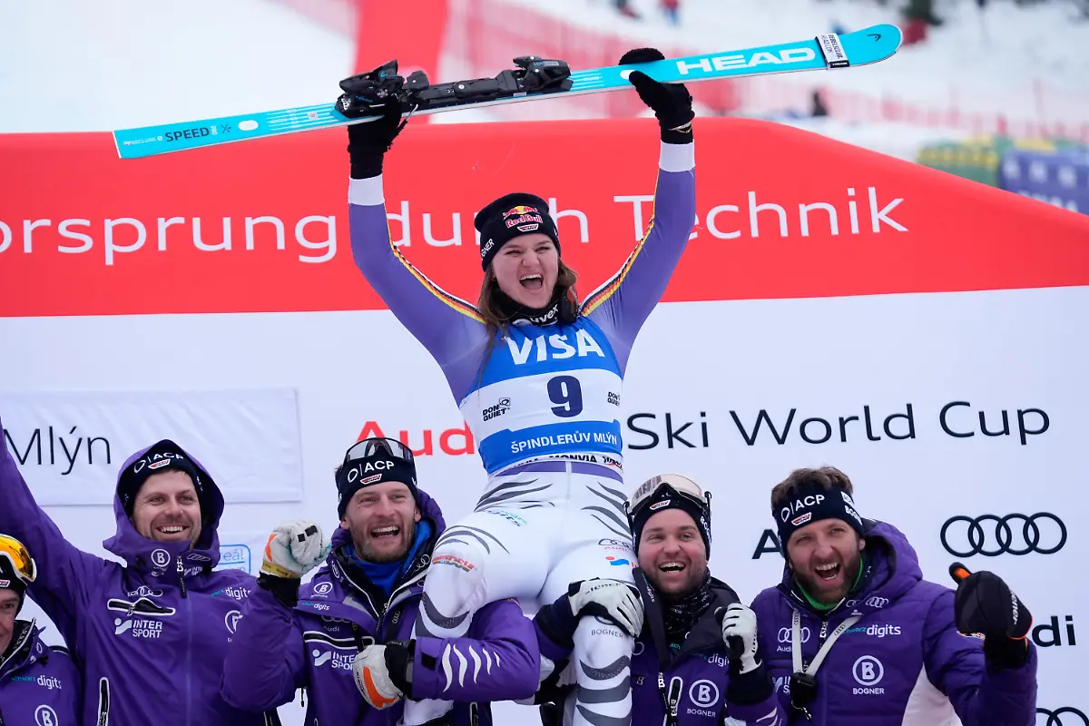 Germany-s-Emma-Aicher-celebrates-with-team-Germany-after-finishing-third-in-a-alpine-ski-women-s-World-Cup-slalom-in-Spindleruv-Mlyn-Czech-Republic-Sunday-Jan-25-2026
