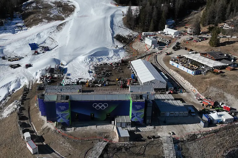 Milano-Cortina-2026-Winter-Olympics-Previews-Cortina-d-Ampezzo-Italy-January-21-2026-Aerial-view-of-the-Tofane-Alpine-Skiing-Centre-as-snow-cannons-are-seen-ahead-of-the-Milano-Cortina-2026-Winter-Olympics-REUTERS-Guglielmo-Mangiapane