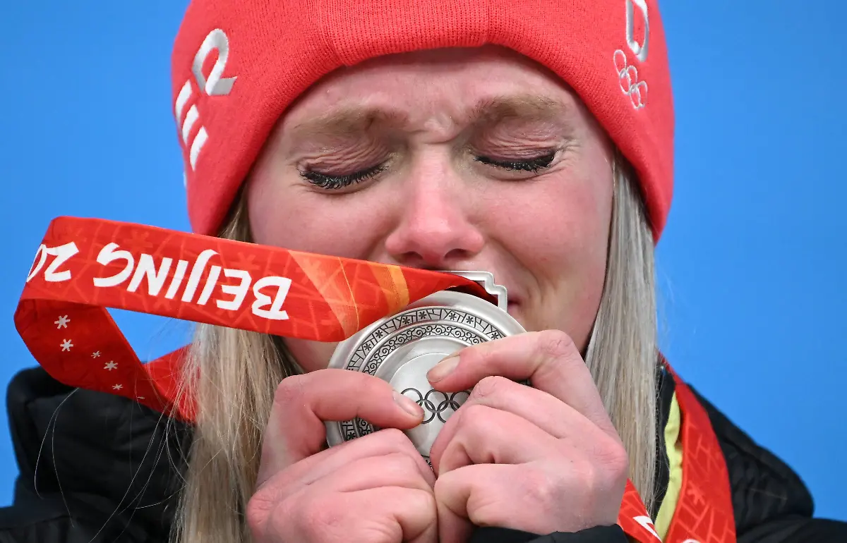 Sport-Themen-der-Woche-KW06-Sport-Bilder-des-Tages-China-Olympics-2022-Medal-Ceremony-8108580-08-02-2022-Sliver-medalist-Germany-s-Anna-Berreiter-reacts-during-the-medal-ceremony-after-the-women-s-singles-luge-event-of-the-Beijing-2022-Winter-Olympic-Games-Olympische-Spiele-Olympia-OS-at-the-National-Sliding-Centre-in-Yanqing-China