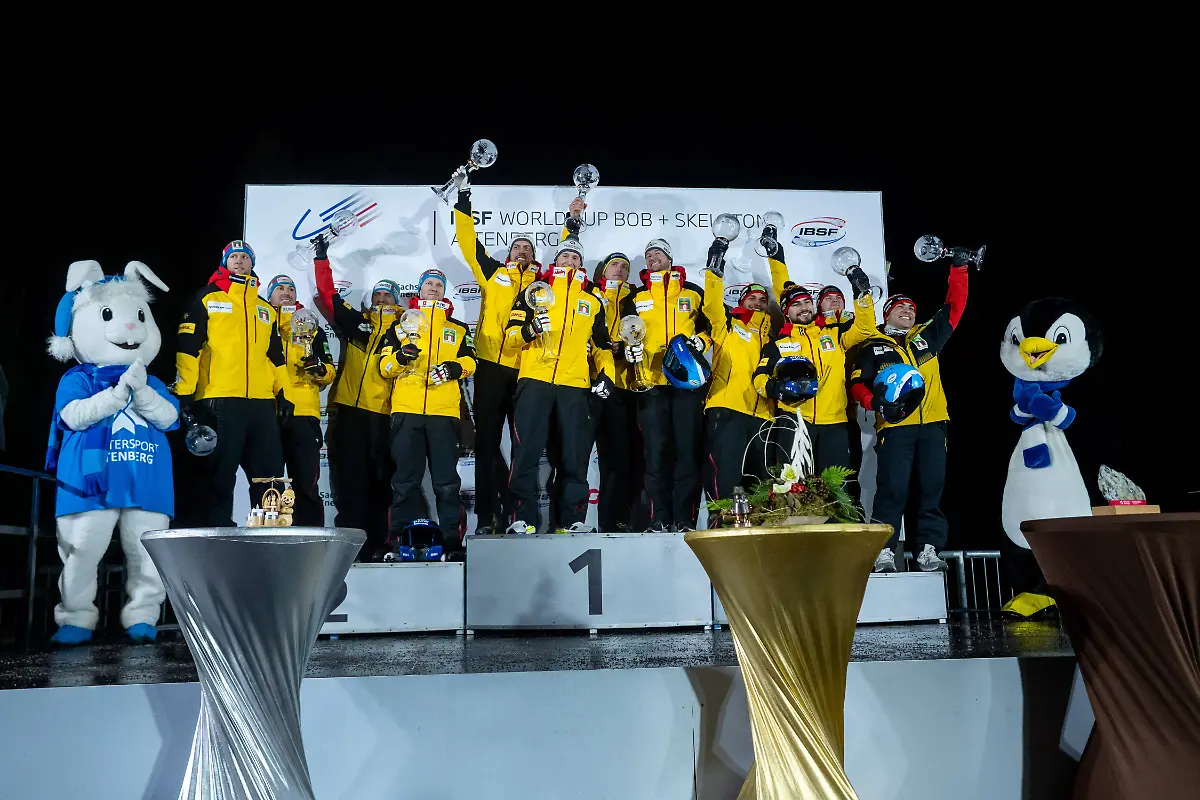 FRIEDRICH-Francesco-SOMMER-Matthias-SCHUELLER-Alexander-STRAUB-Felix-Deutschland-LOCHNER-Johannes-MARGIS-Thorsten-WENZEL-Joern-FLEISCHHAUER-Georg-Deutschland-AMMOUR-Adam-AMMOUR-Issam-TASCHE-Joshua-SCHALLER-Alexander-Deutschland-jubeln-mit-Pokal-Kristallkugel-ueber-Platz-2-Sieg-Platz-3-im-Gesamtweltcup-GER-IBSF-Bob-Weltcup-Altenberg-Viererbob-Herren-Saison-2025-2026-18-01-2026-GER-IBSF-Bob-Weltcup-Altenberg-Viererbob-Herren-Saison-2025-2026-18-01