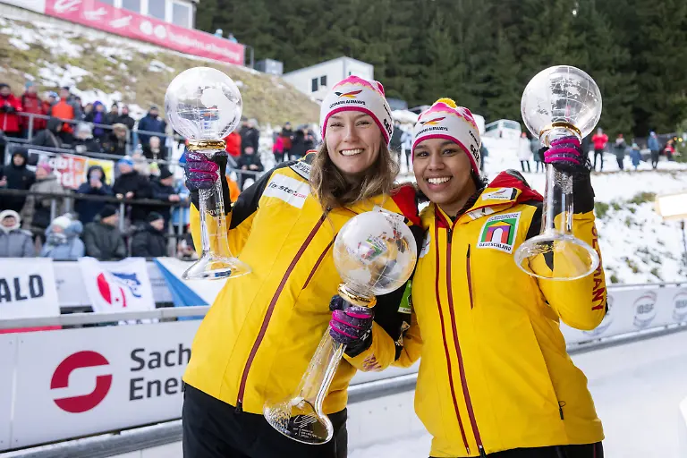 NOLTE-Laura-LEVI-Deborah-Deutschland-jubeln-mit-Pokal-Kristallkugel-ueber-den-Sieg-im-Gesamtweltcup-GER-IBSF-Bob-Weltcup-Altenberg-Zweierbob-Frauen-Saison-2025-2026-18-01-2026-GER-IBSF-Bob-Weltcup-Altenberg-Zweierbob-Frauen-Saison-2025-2026-18-01