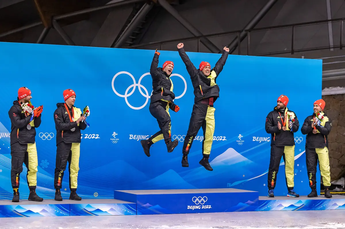 Bilder-des-Jahres-2022-Sport-02-Februar-Sport-Themen-der-Woche-KW-07-CHN-Olympische-Winterspiele-Peking-2022-15-02-2022-National-Sliding-Centre-Yanqing-CHN-Olympische-Winterspiele-Peking-2022-Bob-Zweierbob-Herren-Medaillen-Zeremonie-im-Bild-v-l-Silbermedaillengewinner-Johannes-Lochner-mit-Florian-Bauer-GER-Goldmedaillengewinner-und-Olympiasieger-Francesco-Friedrich-mit-Thorsten-Margis-GER-Bronzemedaillengewinner-Christoph-Hafer-mit-Matthias-Sommer-GER-Left-to-right-Silver-medalist-Johannes-Lochner-with-Florian-Bauer-of-Germany-Gold-medalist-and-Olympic-champion-Francesco-Friedrich-with-Thorsten-Margis-of-Germany-Bronze-medalist-Christoph-Hafer-with-Matthias-Sommer-of-Germany-during-the-Medal-Award-Ceremony-of-men-Doubles-Bobsleigh-Competition-for-the-Winter-Olympic-Games-Olympische-Spiele-Olympia-OS-Beijing-2022-National-Sliding-Centre-in-Yanqing-China-on-2022-02-15