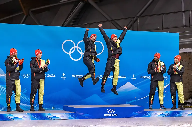 Bilder-des-Jahres-2022-Sport-02-Februar-Sport-Themen-der-Woche-KW-07-CHN-Olympische-Winterspiele-Peking-2022-15-02-2022-National-Sliding-Centre-Yanqing-CHN-Olympische-Winterspiele-Peking-2022-Bob-Zweierbob-Herren-Medaillen-Zeremonie-im-Bild-v-l-Silbermedaillengewinner-Johannes-Lochner-mit-Florian-Bauer-GER-Goldmedaillengewinner-und-Olympiasieger-Francesco-Friedrich-mit-Thorsten-Margis-GER-Bronzemedaillengewinner-Christoph-Hafer-mit-Matthias-Sommer-GER-Left-to-right-Silver-medalist-Johannes-Lochner-with-Florian-Bauer-of-Germany-Gold-medalist-and-Olympic-champion-Francesco-Friedrich-with-Thorsten-Margis-of-Germany-Bronze-medalist-Christoph-Hafer-with-Matthias-Sommer-of-Germany-during-the-Medal-Award-Ceremony-of-men-Doubles-Bobsleigh-Competition-for-the-Winter-Olympic-Games-Olympische-Spiele-Olympia-OS-Beijing-2022-National-Sliding-Centre-in-Yanqing-China-on-2022-02-15