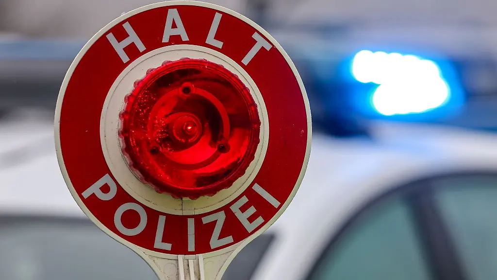 Die-Berliner-Autobahnpolizei-stoppte-einen-Transporter-mit-45-Maengeln