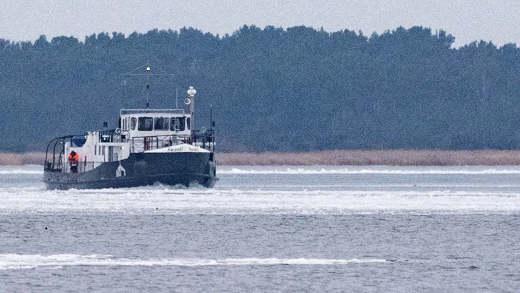 Derzeit-verkehrt-nur-ein-Eisbrecher-zwischen-Hiddensee-und-der-Insel-Ruegen-Die-Polizei-verstaerkt-deshalb-ihre-Praesenz-auf-Hiddensee