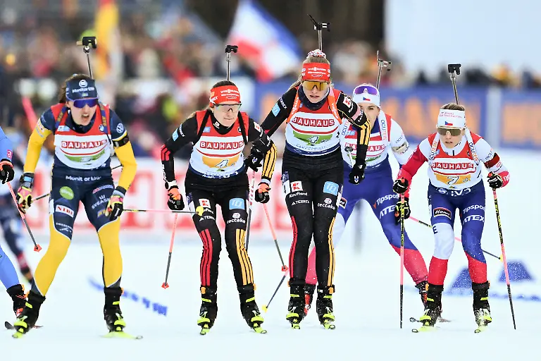 dpatopbilder-14-01-2026-Bayern-Ruhpolding-Biathlon-Weltcup-Staffel-4-x-6-km-Damen-Julia-Tannheimer-aus-Deutschland-M-r-und-Janina-Hettich-Walz-aus-Deutschland-M-l-wechseln