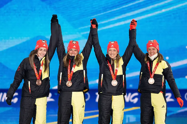 Sport-Bilder-des-Tages-220217-Vanessa-Voigt-Vanessa-Hinz-Franziska-Preuss-and-Denise-Herrmann-of-Germany-at-the-medal-ceremony-for-women-s-biathlon-4-x-6-km-relay-during-day-13-of-the-2022-Winter-Olympics-on-February-17-2022-in-Zhangjiakou