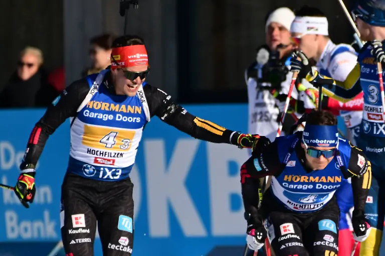 BIATHLON-Wechsel-von-HORN-Philipp-GER-auf-STRELOW-Justus-GER-bei-der-4x7-5-km-Staffel-der-Herren-waehrend-des-BMW-IBU-World-Cup-Biathlon-Hochfilzen-am-14-12-2025-Oesterreich-Tirol-Hochfilzen-Biathlon-Stadion-Tirol-Oesterreich-BIATHLON-Change-from-HORN-Philipp-GER-to-STRELOW-Justus-GER-in-the-mens-4x7
