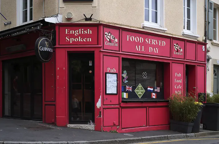 Englischer-Pub-Cafe-britische-Gaststaette-rot-English-Spoken-Schild-Guinness-Altstadt-Bayeux-Normandie-Calvados-Frankreich