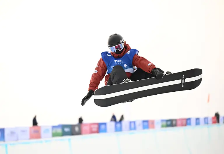 251210-ZHANGJIAKOU-Dec-10-2025-Leilani-Ettel-of-Germany-competes-during-the-women-s-snowboard-halfpipe-qualification-of-FIS-Snowboard-World-Cup-2025-in-Zhangjiakou-north-China-s-Hebei-Province-Dec-10-2025