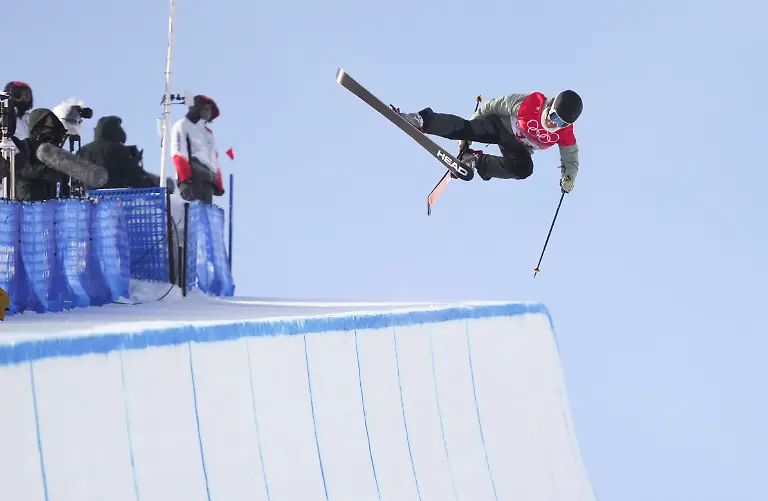 220218-ZHANGJIAKOU-Feb-18-2022-Sabrina-Cakmakli-of-Germany-competes-during-the-freestyle-skiing-women-s-freeski-halfpipe-final-of-Beijing-2022-Winter-Olympics-at-Genting-Snow-Park-in-Zhangjiakou-north-China-s-Hebei-Province-Feb-18-2022