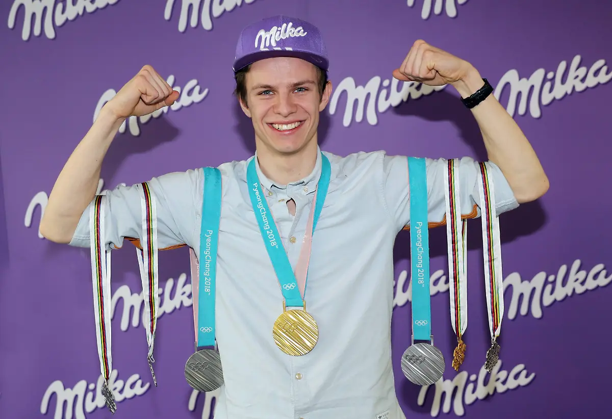 Themen-der-Woche-SPORT-Bilder-des-Tages-SPORT-Andreas-Wellinger-und-Milka-geben-eine-Pressekonferenz-im-Hotel-Loveland-in-Muenchen-Andreas-Wellinger-mit-seinen-8-Medaillen-die-er-bei-Olympischen-Spielen-und-WMs-gewonnen-hat-Muenchen-Deutschland-Event-Location-Loveland-Andreas-Wellinger-and-Milka-give-a-press-conference-at-Hotel-Loveland-in-Munich-Andreas-Wellinger-with-his-8-medals-he-won-at-Olympic-Games-and-World-Cups-Munich-Germany-Event-Location-Loveland