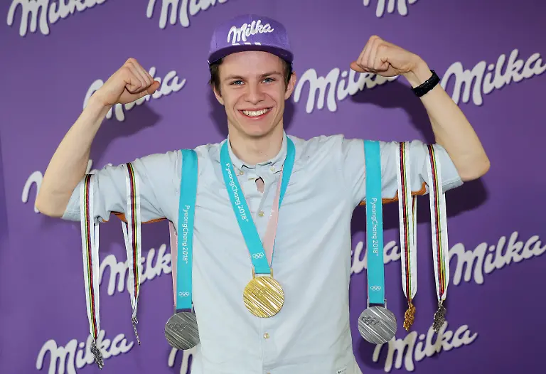 Themen-der-Woche-SPORT-Bilder-des-Tages-SPORT-Andreas-Wellinger-und-Milka-geben-eine-Pressekonferenz-im-Hotel-Loveland-in-Muenchen-Andreas-Wellinger-mit-seinen-8-Medaillen-die-er-bei-Olympischen-Spielen-und-WMs-gewonnen-hat-Muenchen-Deutschland-Event-Location-Loveland-Andreas-Wellinger-and-Milka-give-a-press-conference-at-Hotel-Loveland-in-Munich-Andreas-Wellinger-with-his-8-medals-he-won-at-Olympic-Games-and-World-Cups-Munich-Germany-Event-Location-Loveland