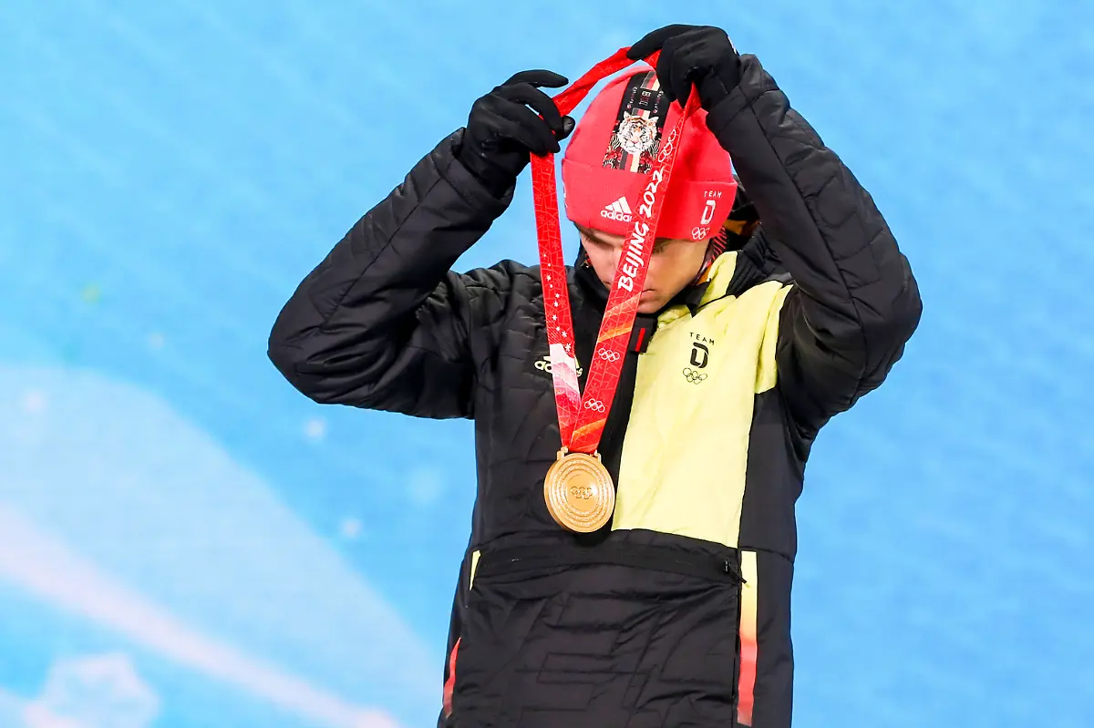 OLYMPICS-Winter-Olympic-Games-Olympische-Spiele-Olympia-OS-Beijing-2022-ZHANGJIAKOU-CHINA-10-FEB-22-OLYMPICS-NORDIC-SKIING-NORDIC-COMBINED-CROSS-COUNTRY-Winter-Olympic-Games-Beijing-2022-10km-Gundersen-men-award-ceremony-Image-shows-Vinzenz-Geiger-GER-Keywords-medal