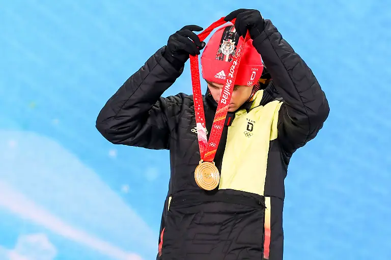 OLYMPICS-Winter-Olympic-Games-Olympische-Spiele-Olympia-OS-Beijing-2022-ZHANGJIAKOU-CHINA-10-FEB-22-OLYMPICS-NORDIC-SKIING-NORDIC-COMBINED-CROSS-COUNTRY-Winter-Olympic-Games-Beijing-2022-10km-Gundersen-men-award-ceremony-Image-shows-Vinzenz-Geiger-GER-Keywords-medal