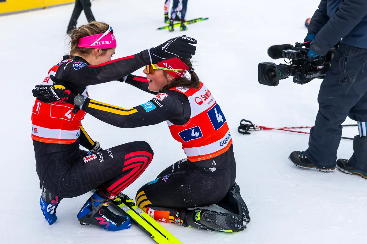 23-01-2026-Schweiz-Geschinen-Ski-nordisch-Langlauf-Weltcup-Team-Sprint-Freistil-Frauen-Finale-das-deutsche-Team-I-Laura-Gimmler-l-und-Coletta-Rydzek-feiern-ihren-Sieg-im-Zielraum