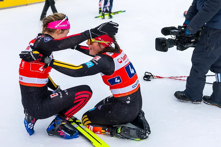 23-01-2026-Schweiz-Geschinen-Ski-nordisch-Langlauf-Weltcup-Team-Sprint-Freistil-Frauen-Finale-das-deutsche-Team-I-Laura-Gimmler-l-und-Coletta-Rydzek-feiern-ihren-Sieg-im-Zielraum