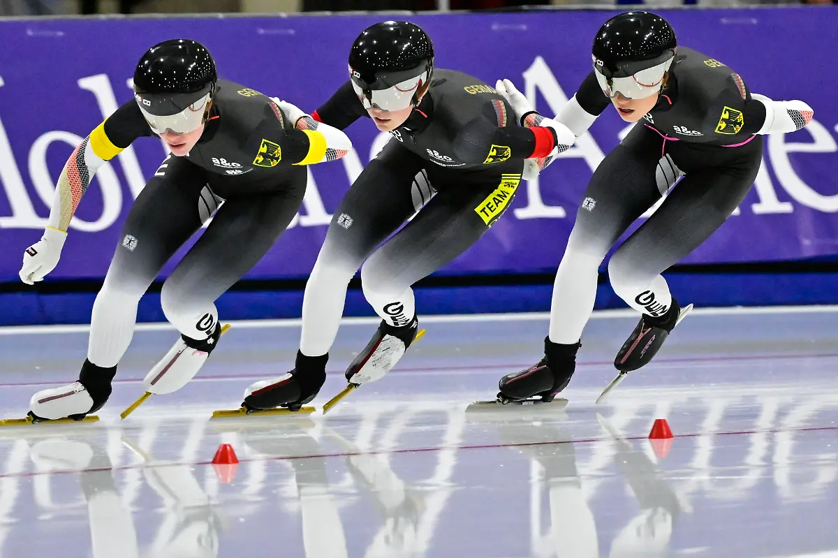 Speedskating-ISU-World-Cup-Salt-Lake-City-Nov-16-2025-Kearns-Utah-UNITED-STATES-Lea-Sophie-Scholz-Josephine-Schloerb-and-Josie-Hofmann-of-Germany-compete-in-the-women-s-team-pursuit-during-the-ISU-Speedskating-World-Cup-at-Utah-Olympic-Oval