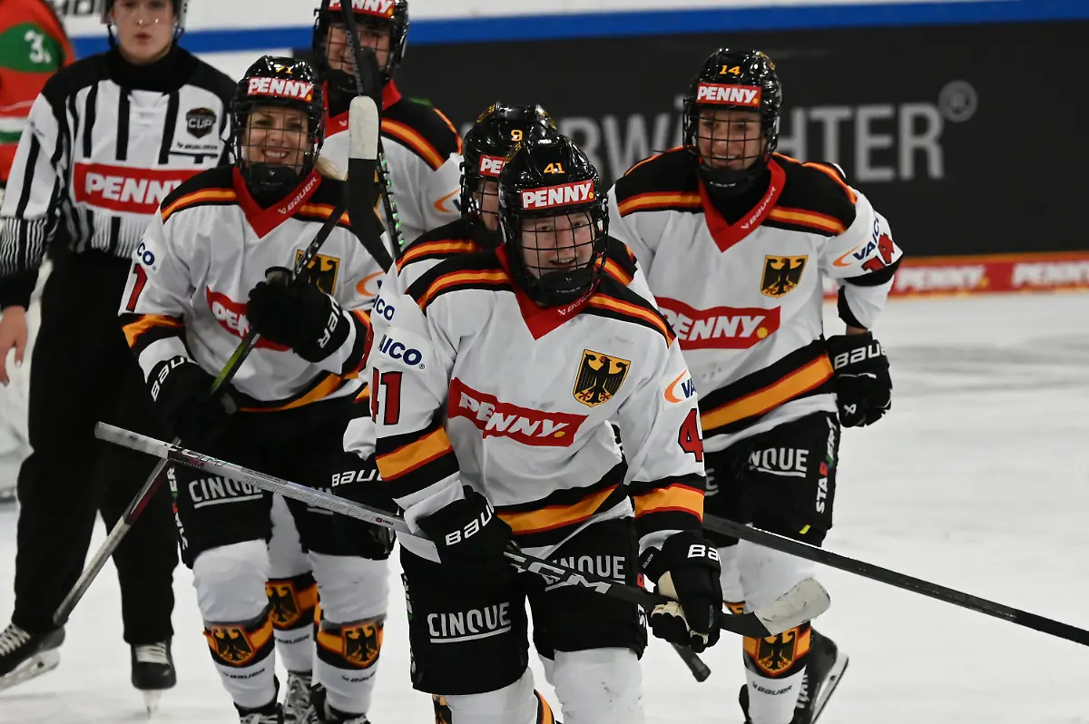 ARCHIV-08-11-2025-Bayern-Landshut-Eishockey-Frauen-Deutschland-Cup-Frauen-Deutschland-Ungarn-4-Spieltag-Mathilda-Heine-2-v-r-faehrt-nach-ihrem-Tor-zum-7-1-Richtung-Bank-Die-erst-16-Jaehrige-steht-auch-im-Olympia-Kader